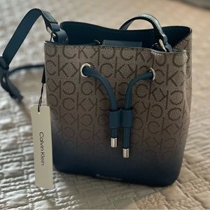 Calvin Klein Gabrianna- Bucket Crossbody